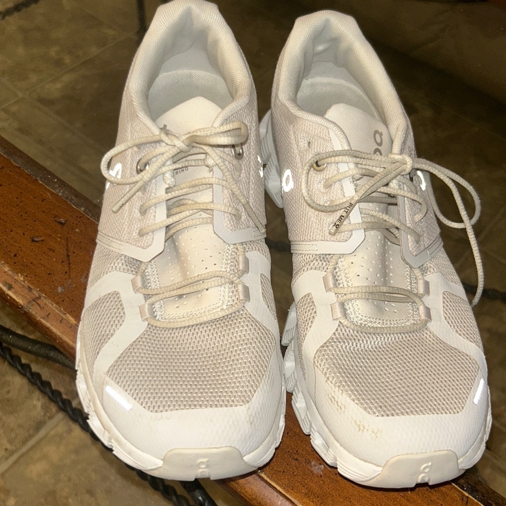 On Running women’s White Running Shoes size us W10 great condition. No heel wear